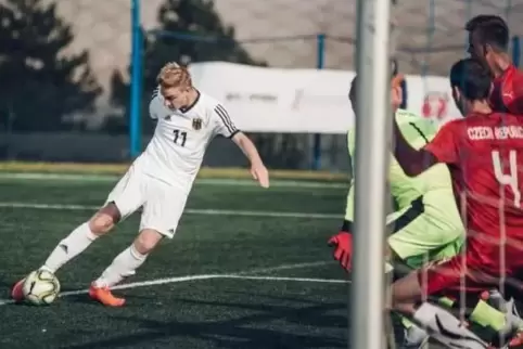 Torjäger: Leon Schröder (links) im U21-Länderspiel gegen Tschechien.