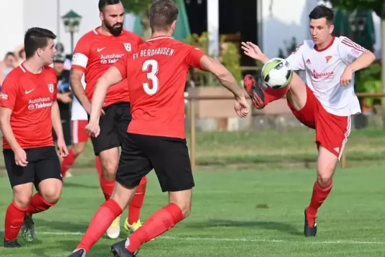 Unter Druck: Lorenz Schwager (rechts) vom TSV Lingenfeld, hier im Spiel gegen FV Berghausen II.