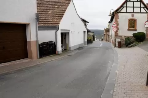 In der Ebersteinstraße in Stauf wurden auf einer Strecke von rund 40 Metern Pflastersteine verlegt.