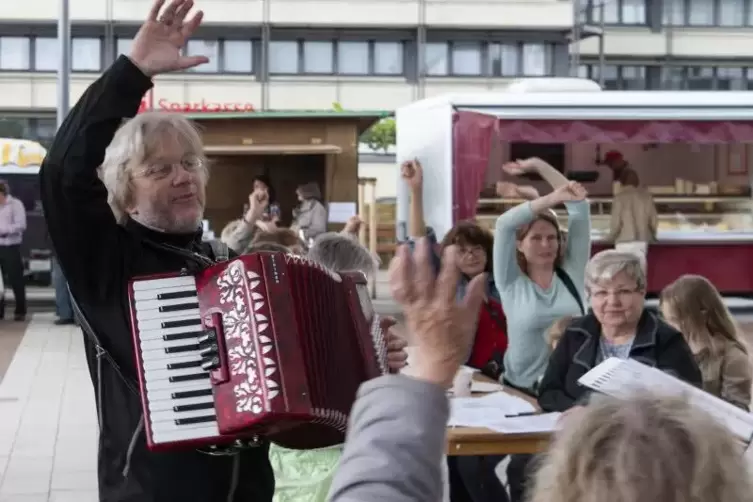 Lud immer wieder zum öffentlichen Singen ein: Musikantenland-Preisträger Martin Folz, hier 2016 auf dem Wochenmarkt in Waldmohr.