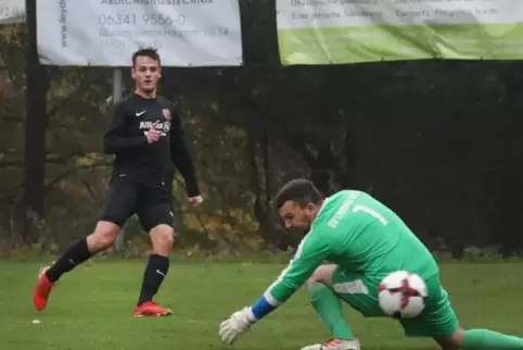 Neuburg geht in Führung, Julius Bendel gibt Torwart Blagoy Blagoev das Nachsehen.