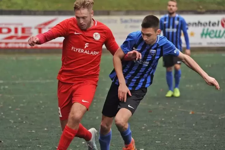 Georg Ester (rot) war bei Seebach im Mittelfeld Dreh - und Angelpunkt bei der Heimpartie gegen den FC Speyer 09 II.