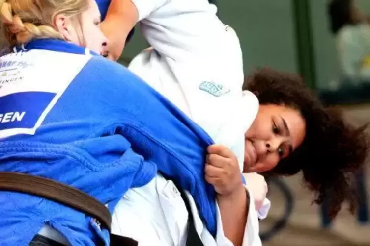 Samira Bouizgarne (rechts) in einem Kampf für den JSV Speyer. 