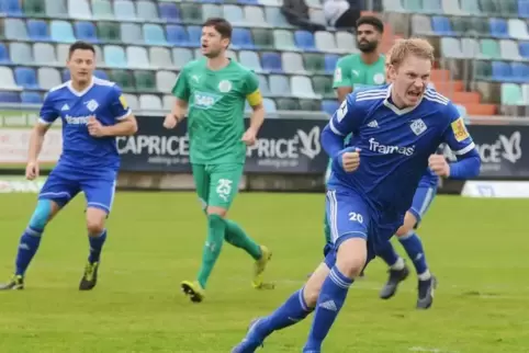 Dennis Krob bejubelt sein Elfmetertor zum 1:0. Im Hintergrund (von links) der erstmals in der Regionalliga zur Startelf gehörend