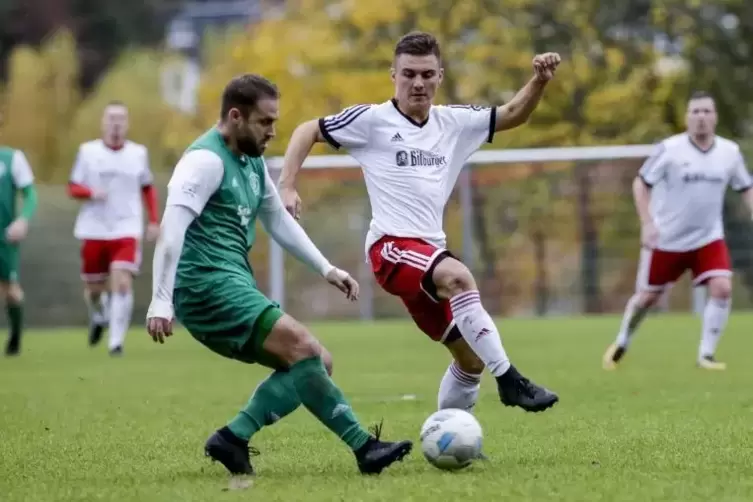 Wollen aneinander vorbei: Florian Bauer von der TSG Trippstadt (links) und Philipp Imfeld vom FV Weilerbach.