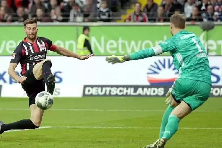 3:1 für die Eintracht: David Abraham überlistet Bayern-Torhüter Manuel Neuer.