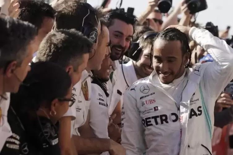 Erschöpft, aber glücklich: Lewis Hamilton im Ziel.