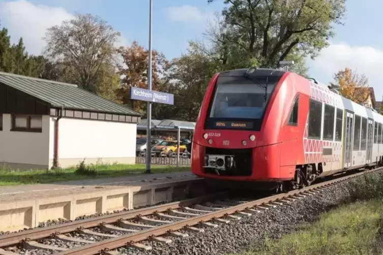 Noch immer ist Kirchheim nur eingleisig ans Schienennetz angebunden, der Kreuzungsbahnhof lässt auf sich warten.