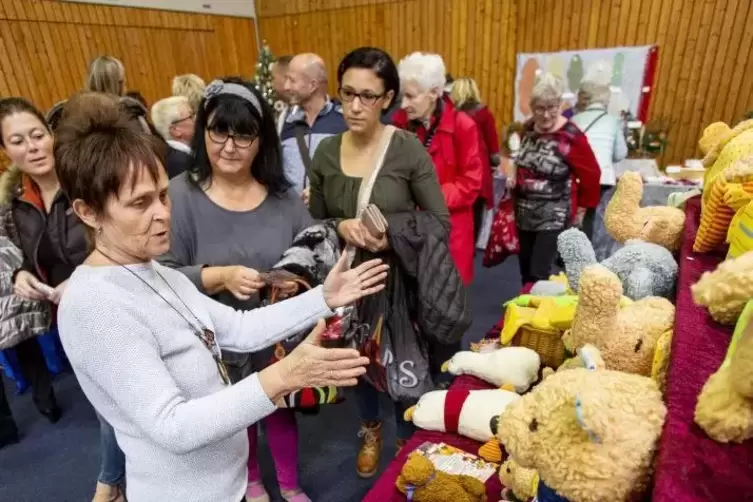 Kuschelige Tierchen gab es am Stand von Sigrid Krajewski, hier im Gespräch mit Jasmyne Lochschmid und Manuela Gloch (von links).