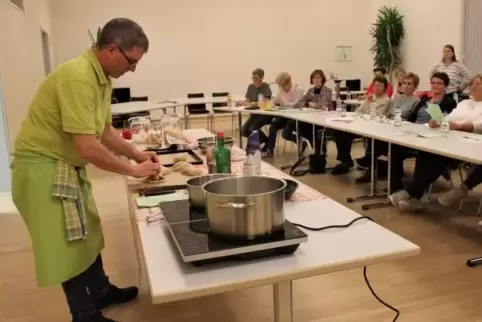 Jochen Laufer bereitet die Laugenbrötchen für die bayrische Brotzeit zu.