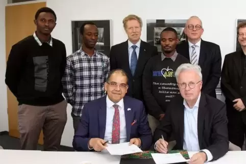 Der ruandische Botschafter Igor Cesar und Universitätspräsident Professor Helmut Schmidt unterzeichneten die Vereinbarung.