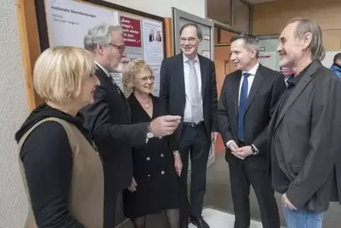 Ausstellungseröffnung mit Hiltrud Strauß, Justizminister Herbert Mertin, Irmgard Wolf, Udo Gehring, Markus Gietzen und ASZ-Gesch