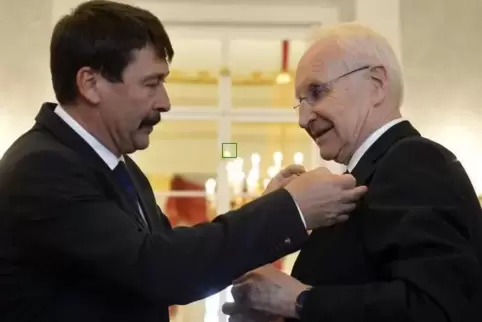 Ungarns Staatspräsident Janos Ader verlieh das Großkreuz des Verdienstordens Ungarns an Edmund Stoiber.