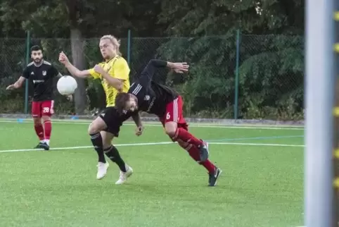 Gegen Marienborn bewies er Vollstreckerqualitäten: Tobias Leonhard vom SV Morlautern (im gelben Trikot). Hier im Pokalspiel gege