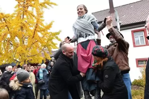 Das Neubürgerritual: Mareike Kunz beim Stutzen.