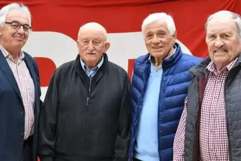 Manfred Geis hat Walter Richter, Kurt Dietz und Wilhelm Eberhardt (von links) für 50 Jahre Mitgliedschaft in der SPD geehrt.