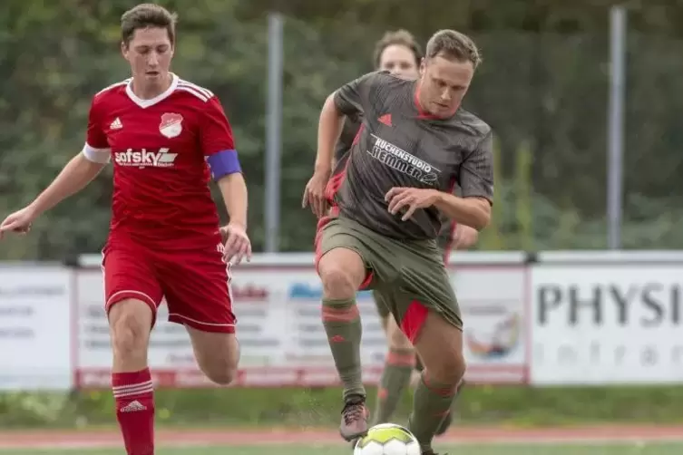 Michael Traumer (links) sitzt mit dem TuS Glan-Münchweiler im Tabellenkeller fest. Tim Mattil spielt mit den „Rowos“ vorne mit.