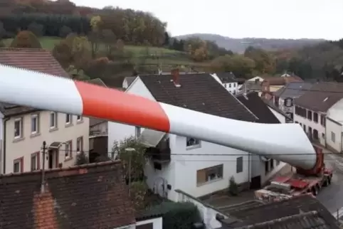 Handarbeit: Ein ferngesteuerter Selbstfahrer transportiert ein 15 Tonnen schweres Rotorblatt-Element durch Marienthal.