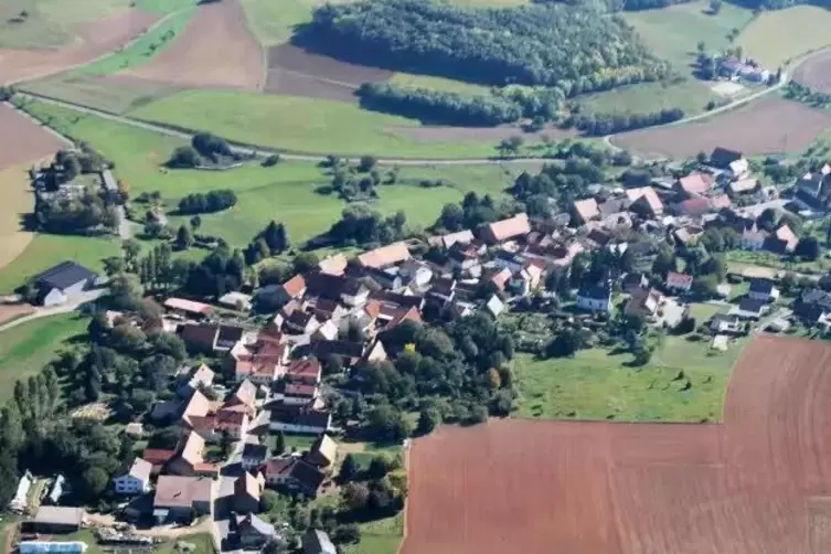 Eine der neuen Anlagen soll auf Gelände der Ortsgemeinde Bisterschied gebaut werden. Dewegen fand dort am Donnerstag die erste I