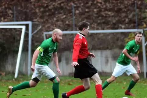 Nicht mehr ganz so heimstark: Zuletzt unterlag der FC Eiche Sippersfeld der TSG Kaiserslautern mit 2:3. Links Eiche-Kapitän Mich