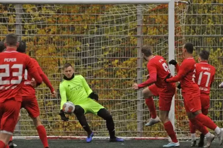 Georg Ester (Zweiter von links) hat beim Heimspiel von Rot-Weiss Seebach gegen Edesheim die erste große Chance.