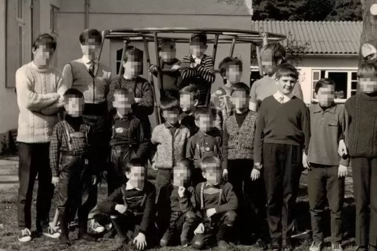 Das Gruppenfoto, das die Jungen am letzten Tag ihres Aufentha ltes erhielten. Der Junge mit Pullover und Krawatte ist Johannes H