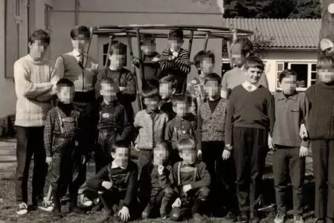 Das Gruppenfoto, das die Jungen am letzten Tag ihres Aufentha ltes erhielten. Der Junge mit Pullover und Krawatte ist Johannes H