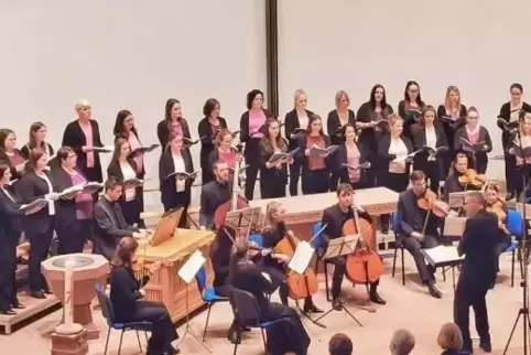 Zu seinem 25. Geburtstag hat der Frauenchor „ex-semble“ sich selbst und dem Publikum ein beeindruckendes Konzert in der Pirmasen