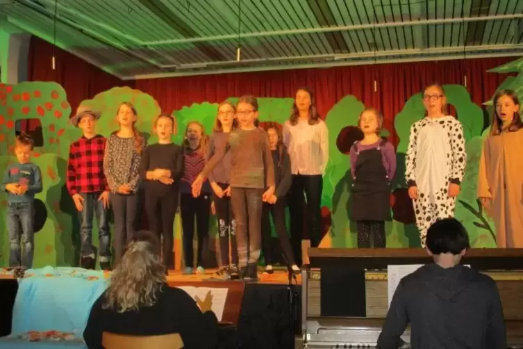 Die Kinder singen über das Leben und Leiden eines kleinen Stocks.