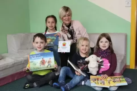 Kita-Leiterin Annette Deckert-Neubecker mit Kindern.