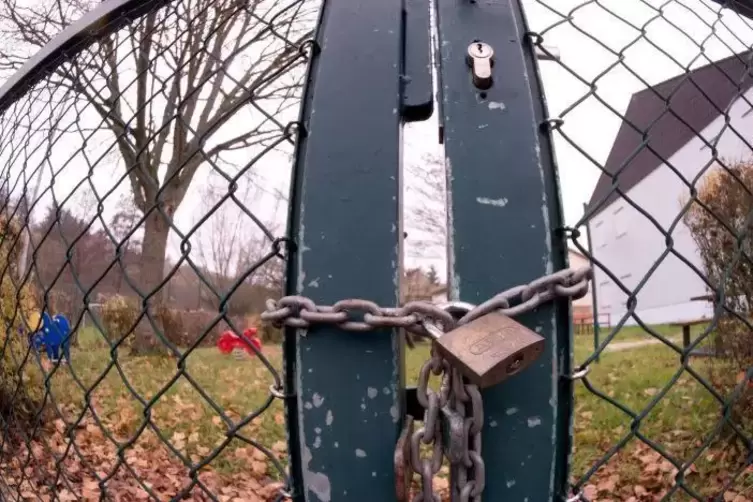 Wieder abgesperrt: der Spielplatz in Ginsweiler.