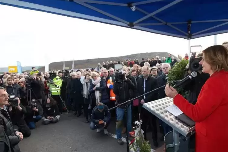 Ministerpräsidentin Malu Dreyer (SPD) spricht am Donnestag bei der offiziellen Verkehrsfreigabe der Hochmoselbrücke.