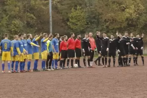 So war’s vor gut drei Wochen: FV Rockenhausen gegen TuS Steinbach vor dem Anpfiff. Am Ende siegte der TuS 07 beim FVR mit 5:1.