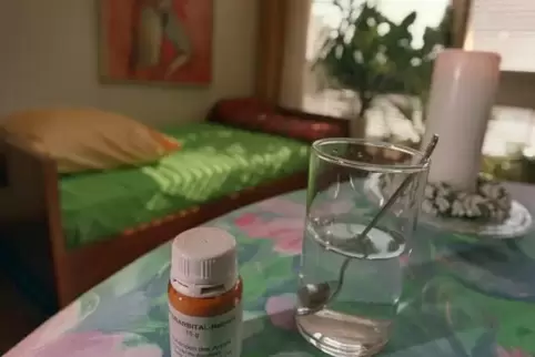 Ein Betäubungsmittel und ein Glas Wasser stehen in einem Zimmer der Sterbehilfeorganisation Dignitas in Zürich.