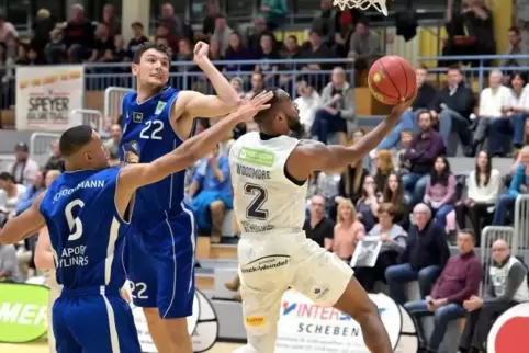 Baskets-Spieler Daryl Woodmore (rechts) ist unter dem Korb von Frankfurt nicht zu stoppen.