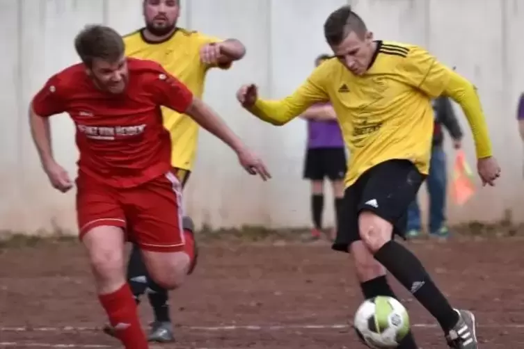 Der sitzt: Doppeltorschütze Tim Luca Zimmer trifft in dieser Szene zum 2:0 für die SG Krottelbach-Frohnhofen-Langenbach. Mühlbac