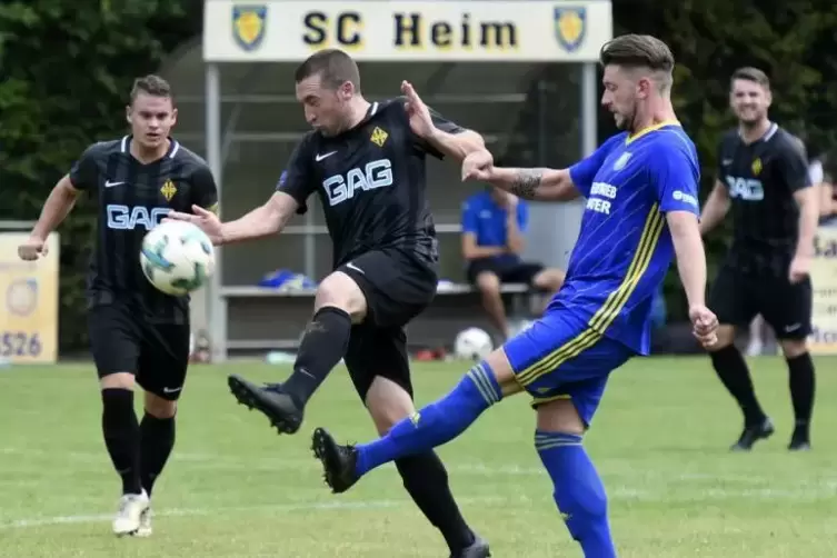 Der SC Bobenheim-Roxheim, hier Spielertrainer Benjamin Montino (rechts) in einer früheren Partie, erwischte einen guten Start.