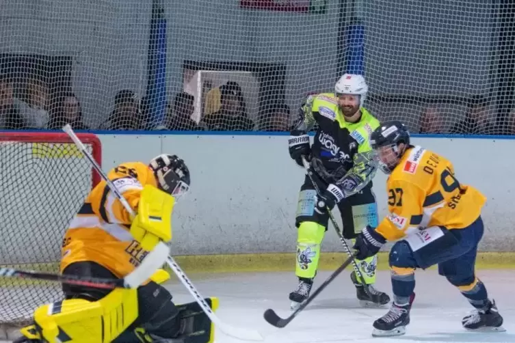 Daniel Radke (Mitte, EHC Zweibrücken) scheitert an Stuttgarts Goalie Jannis Ersel (rechts Dominik Deuring). Später überwand er i