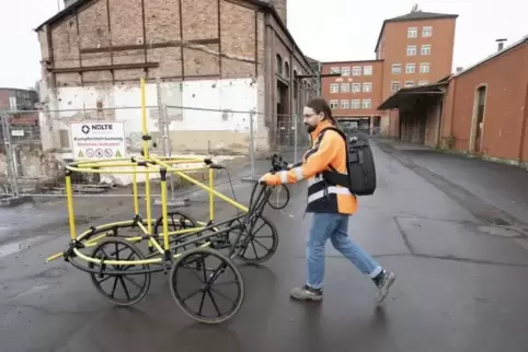 Andre Fahl läuft mit seinem Elektromagnetik-Gerät das gesamte Pfaff-Gelände ab – Straßen, Rasen und Freiflächen.