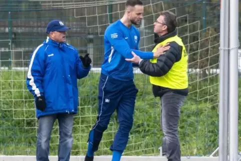 Hatte keine Lust auf Sonderbewachung: Karl-Heinz Halter, Trainer des FV Bruchmühlbach. In der Mitte Daniel Haag, rechts der Ordn