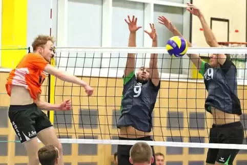 Effektiv: der SVK-Block mit Alexander Hoffmann (Mitte, in Schwarz ) und Stefan Nezlaw (rechts).