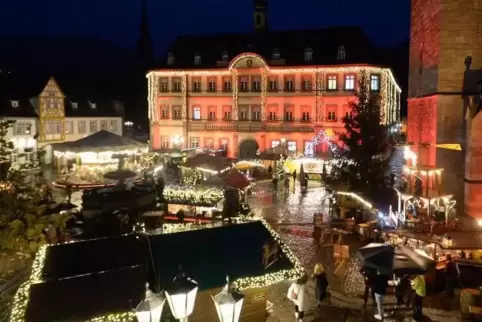 Auf dem Neustadter Marktplatz läuft der Weihnachtsmarkt bereits seit Montag.