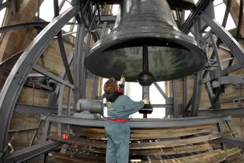 Bereit für das Stadtgeläut: die Lutherglocke, schwerste Bronzeglocke der Pfalz in der Gedächtniskirche. Birgit Müller inspiziert