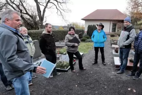 Machten sich vor Ort ein Bild: die Mitglieder des Kerzenheimer Friedhofsausschusses.