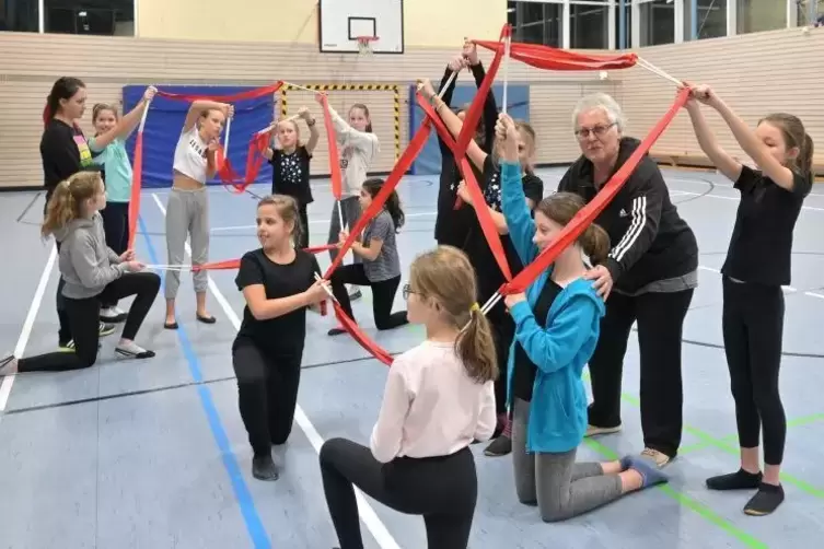 Die Trainerin und ihre Tänzerinnen: Renate Behm inmitten der Funky Teens.