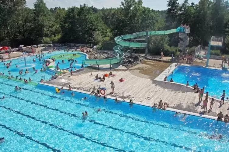 Sind vier zu wenig? Momentan gibt es fünf 50-Meter-Bahnen im Freien im Azur. Beim Umbau sollen diese zurückgebaut und vier neue,