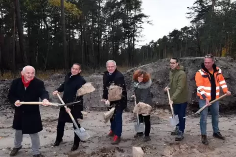 Beim symbolischen Start der Bauarbeiten (v.l.) Projektleiter Burkhardt Döll, SGD-Präsident Hannes Kopf, Landrat Hans-Ulrich-Ihle