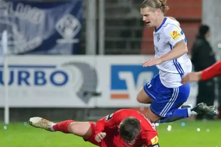 Oft nur durch Fouls zu bremsen: FKP-Mittelfeldspieler Dennis Chessa, hier mit FCK-Kapitän Carlo Sickinger. Für den aus Günzburg 