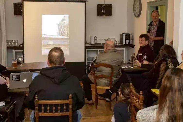 Rund 200 Bilder werden betrachtet: Fotograf Thomas Brenner (rechts hinten) hat mit Trierer Studenten ein neues Projekt umgesetzt