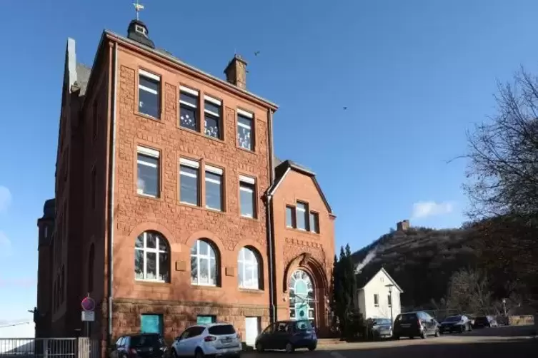 Eigentlich sollte mit der Rundum-Sanierung der Grundschule Annweiler schon 2019 begonnen werden. Doch der Architekt hatte zu vie